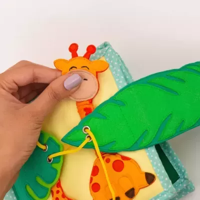 Girafa Jolly - MINI Livro Sensorial de 6 páginas