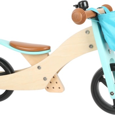 Bicicleta de equilíbrio infantil com estrutura em madeira, rodas pretas e detalhes azuis