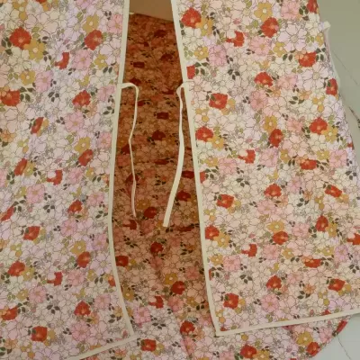 Tenda infantil com padrão floral colorido sobre chão branco