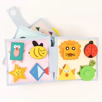 Livro de atividades infantil em tecido com figuras de animais coloridos em feltro