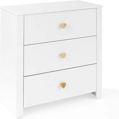 Cômoda branca com três gavetas e puxadores em forma de coração de madeira.