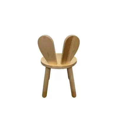 Cadeira infantil de madeira clara com encosto em forma de orelhas