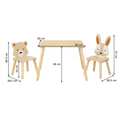 Móveis infantis em madeira clara com mesa retangular e duas cadeiras com encostos em forma de urso e coelho
