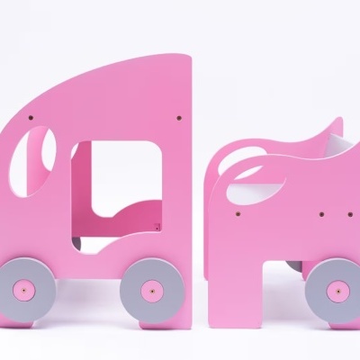Brinquedo de madeira cor-de-rosa com rodas cinzentas