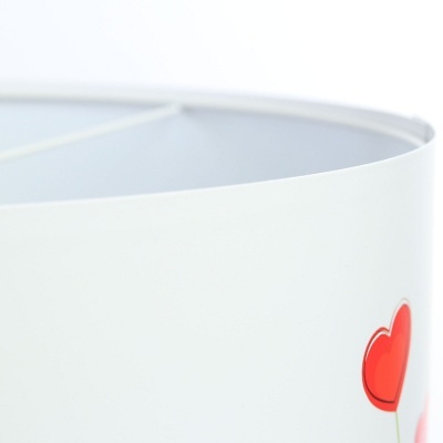 Cúpula de lâmpada branca com detalhe de coração vermelho