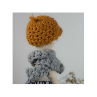 Boneca artesanal com gorro amarelo e cachecol cinzento