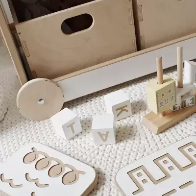 Estante de Madeira Sobre Rodas