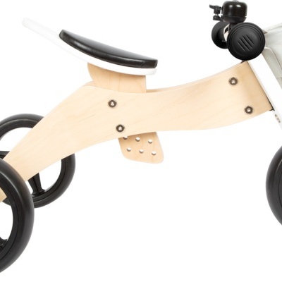 Triciclo infantil em madeira clara com rodas pretas e saco verde