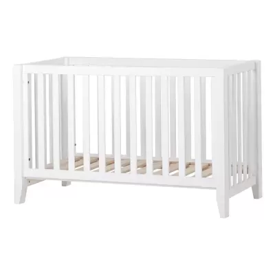 Berço de bebé branco com ripas de madeira natural