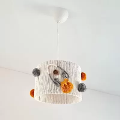 Abajur de teto branco com pompons de lã cinza e laranja e decoração em feltro cinza