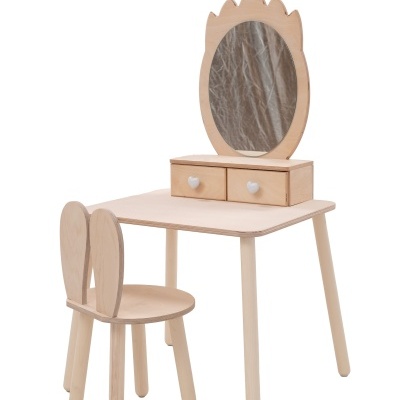 Móvel infantil em madeira clara com cadeira de coração e mesa com espelho oval e gavetas