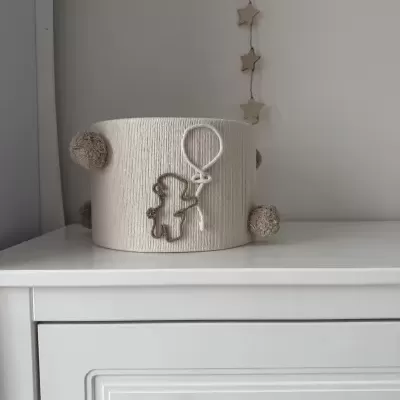 Cesto redondo em tecido cru com pompons e decoração de ursinho com balão