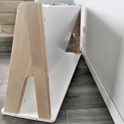 Estante para livros baixa com madeira clara e prateleiras brancas