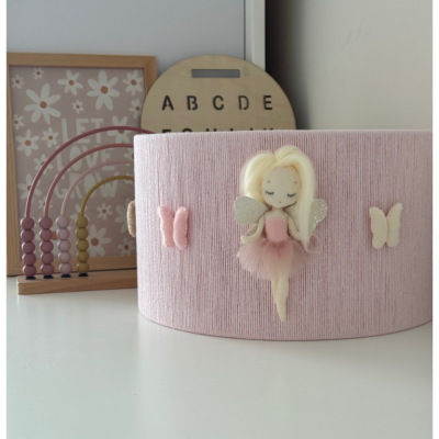 Caixa decorativa rosa com fada e borboletas, brinquedo de contas e painel de letras ao fundo