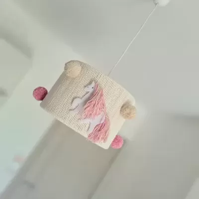 Candeeiro de teto infantil com unicórnio e pompons rosa e bege