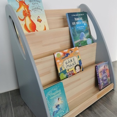 Estante infantil de madeira com livros coloridos