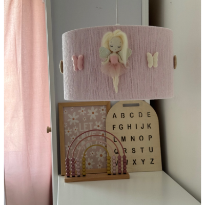 Abajur rosa com fada e borboletas, brinquedo de contas e quadro com alfabeto