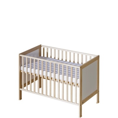 Berço de bebé em madeira clara com painéis brancos e colchão branco
