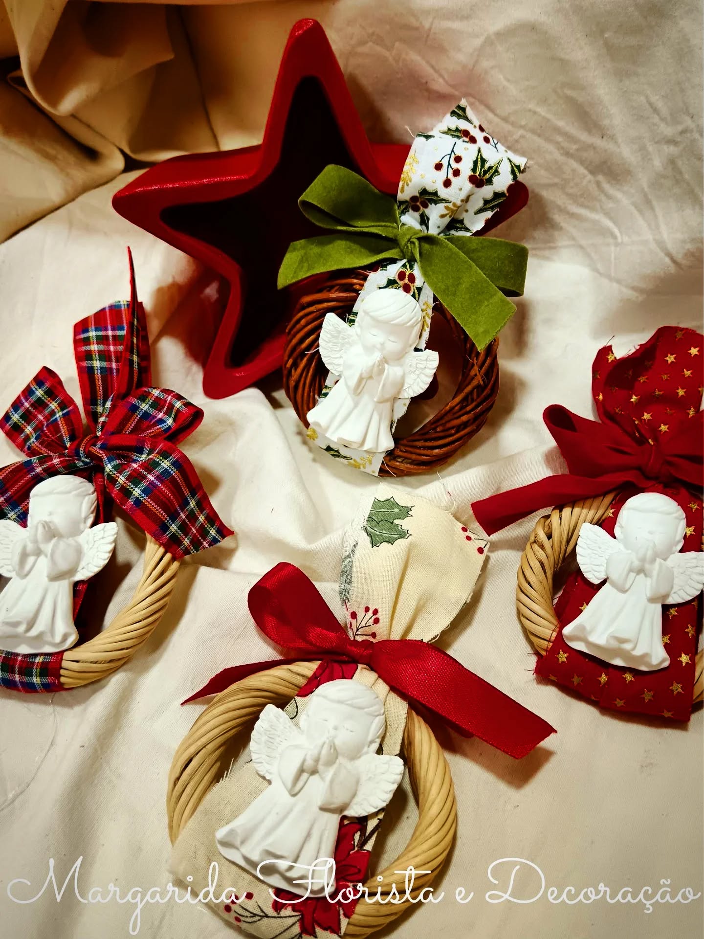Coroas natalícias de vime com laços de tecido e anjos brancos em cerâmica