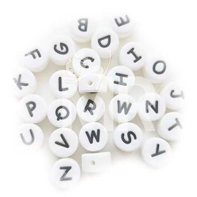 Contas brancas redondas com letras pretas do alfabeto