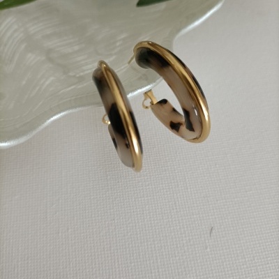 Brincos de argola dourados com padrão tartaruga castanho e bege