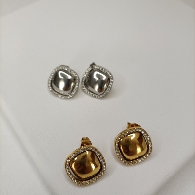 Dois pares de brincos quadrados em dourado e prateado com cristais