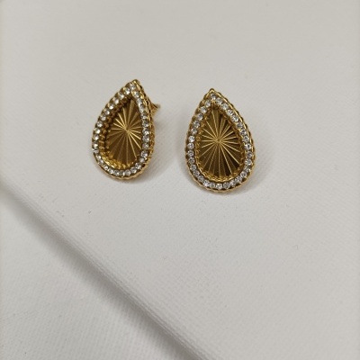 Brincos dourados em formato de gota com pedras brilhantes