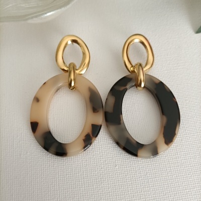 Brincos com design de argolas em padrão tartaruga e detalhes dourados