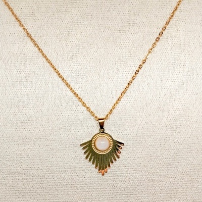 Colar dourado com pendente em forma de leque e pedra redonda ao centro