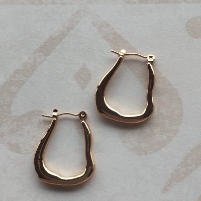 Par de brincos dourados com formato quadrangular irregular