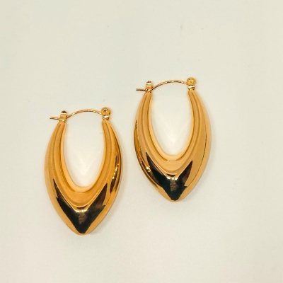 Brincos de argola dourados com design oval polido