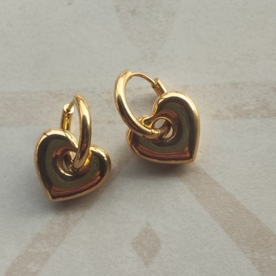 Par de brincos dourados em forma de coração