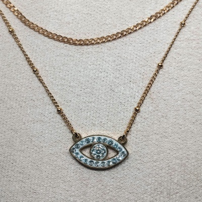 Colar dourado com pendente em forma de olho com pedras brilhantes