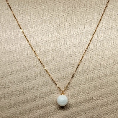 Colar com corrente dourada e pérola branca pendente