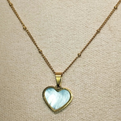 Colar dourado com pendente em forma de coração azul claro