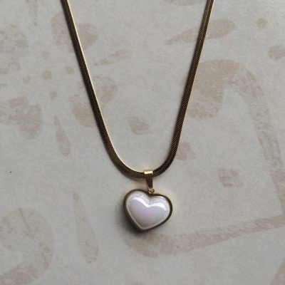 Colar dourado com pendente de coração branco