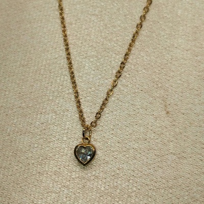 Colar dourado com pendente de coração e pedra transparente