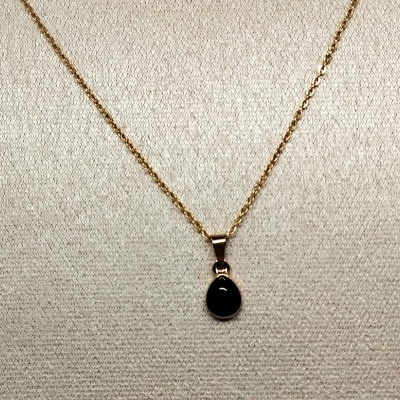 Colar dourado com pendente de pedra preta em forma de gota
