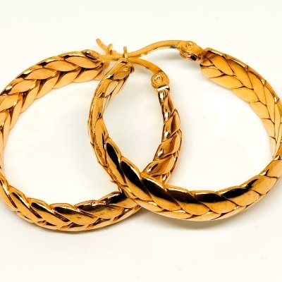 Brincos de argola dourados com padrão entrelaçado em fundo branco