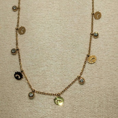 Colar dourado com pendentes de cristais e símbolos 'C'