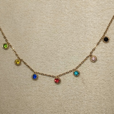 Colar com pedras coloridas em fundo bege