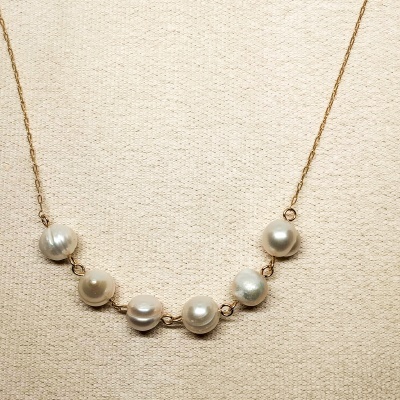 Colar dourado com seis pérolas irregulares