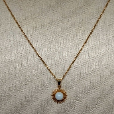 Colar dourado com pendente tipo sol e pedra branca central