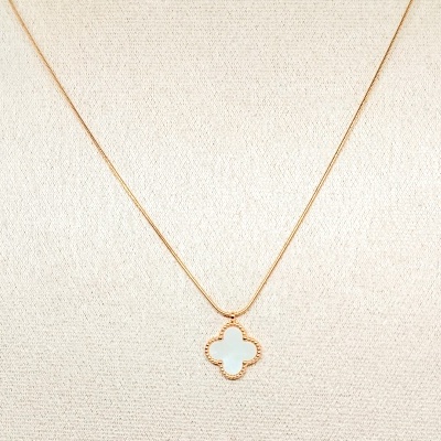 Colar dourado com pendente em forma de trevo branco