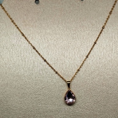 Colar dourado com pendente em pedra lilás em forma de gota
