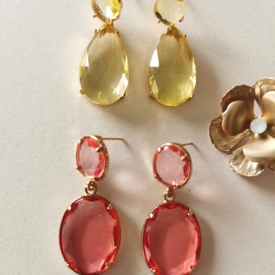 Brincos coral e amarelo