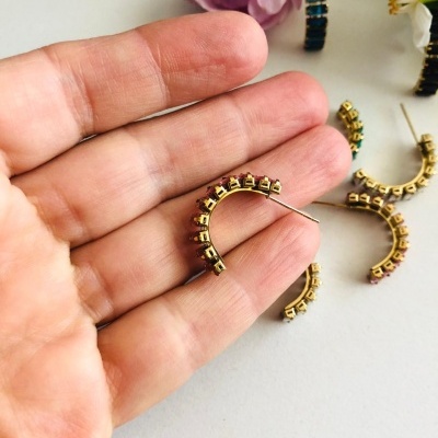 Brincos meia argola com pedras coloridas em fundo branco