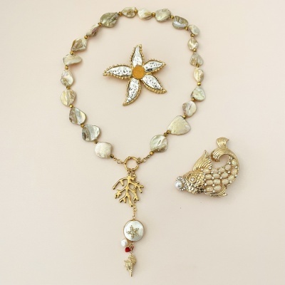 Colar coral - com búzio e estrela do mar