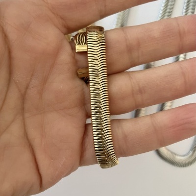 Gargantilhas douradas e Prateadas