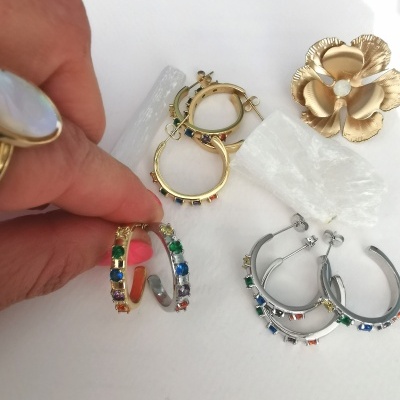 Argolas coloridas douradas e prateadas*